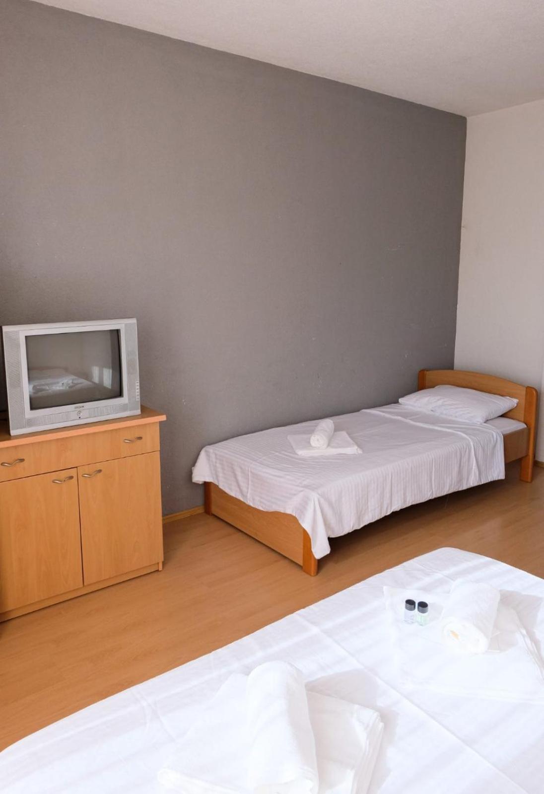 Hotel Ariston 斯特鲁加 外观 照片
